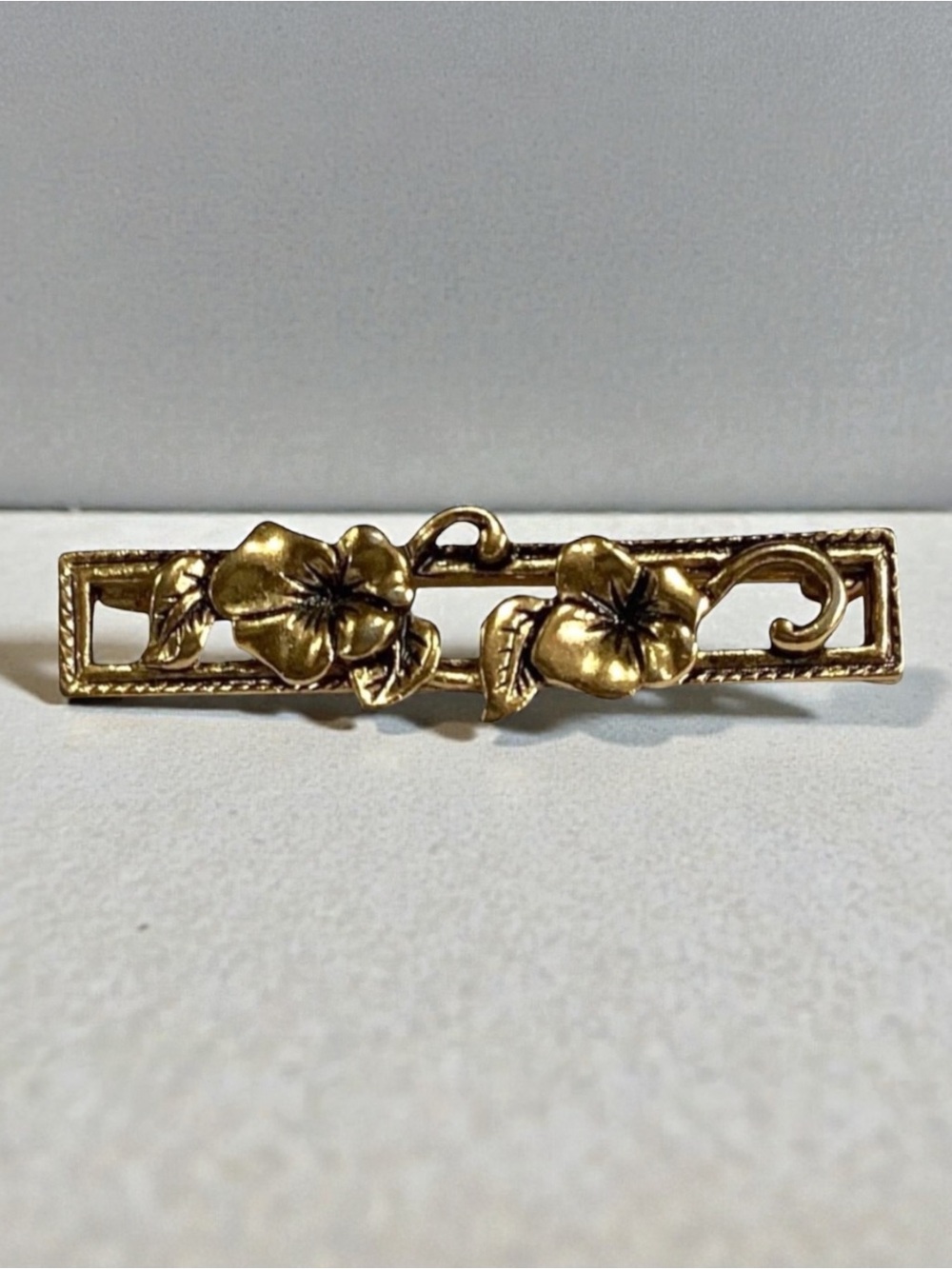 Vintage Avon Signed 1981 Gold-toned Gilded Glory Pin